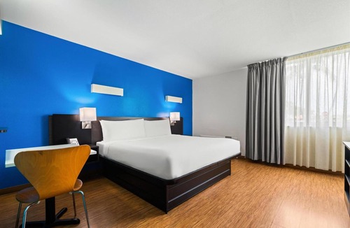 Ludlam Hotel | Experience a Vintage Miami Feel | 6.5 Mi from Miracle Mile | Pets Allowed