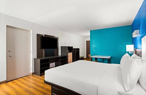 Ludlam Hotel | Experience a Vintage Miami Feel | 6.5 Mi from Miracle Mile | Pets Allowed