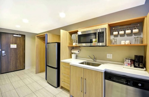 Saint Simons Island Hotel | Experience Bliss at Our St. Simons Resort: Kitchenette & Pool!