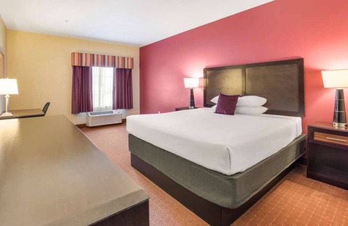 Saint Landry Hotel | Experience Comfort in Bunkie! With Free Parking & Free Breakfast, Pool!