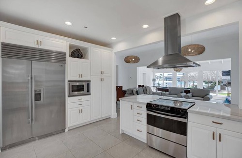Islamorada House | Experience luxury at The Sapodilla House, a stunning 5-bedroom waterfront retreat in Islamorada.