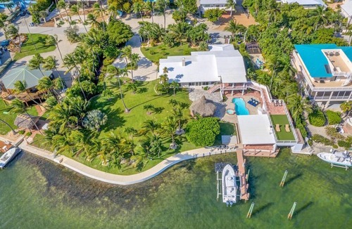 Islamorada House | Experience luxury at The Sapodilla House, a stunning 5-bedroom waterfront retreat in Islamorada.