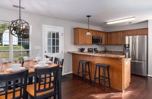 Alabaster House | Explorer House - Family and Pet Friendly