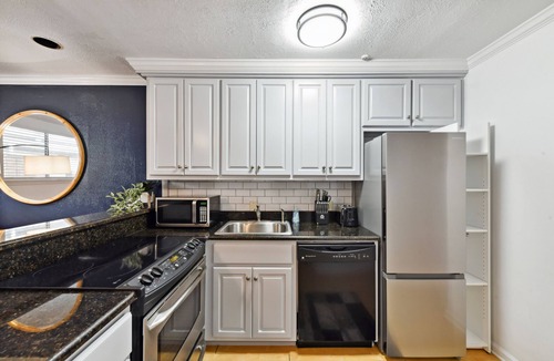Faubourg Delassize Condo | Extended Stay High-End Garden District Condo on St. Charles Streetcar Line