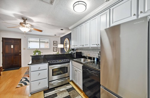 Faubourg Delassize Condo | Extended Stay High-End Garden District Condo on St. Charles Streetcar Line