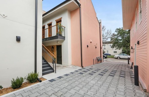 Lower Garden District Apartment | Fab 1838 Garden District 5BR with Parking And Balcony