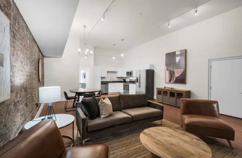 Downtown Apartment | Fabu Posh B ~ Luxe Historic Palafox Balcony 1 BR