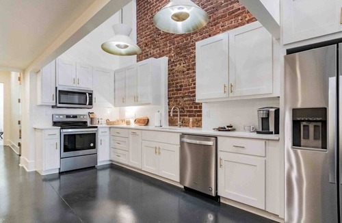 Civil Rights Historic District Apartment | Fabulous Loft w/King Suite Great Location!