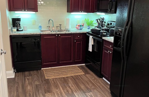Alpharetta Apartment | Fabulous One Bed/One Br with Sunroom and Built-in Desk Area