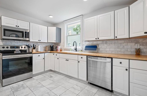 Midtown House | Family-Friendly 2APT Duplex ★ Off Street Parking ★ Historic Victorian District