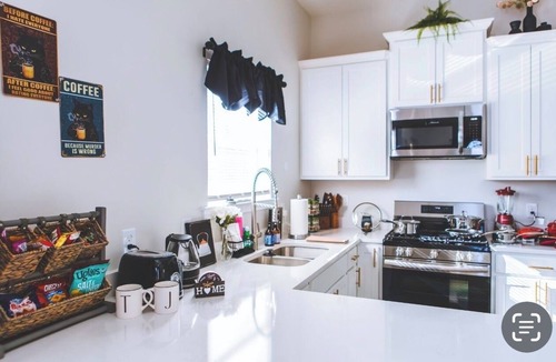 Memphis House | Family-Friendly Free Parking, Minutes to Downtown main attractions,Power backup