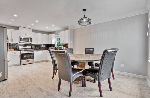 Conyers House | ✩Family Getaway ✩POOL ✩ Hot tub ✩ Pet Friendly ✩Sleeps 10