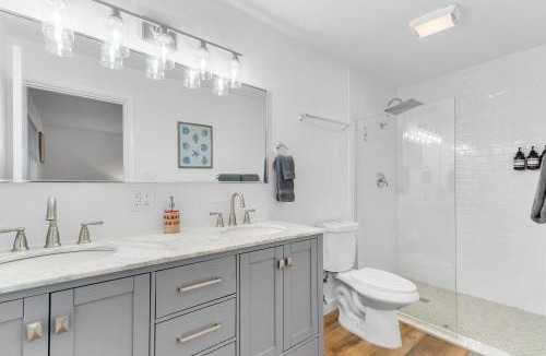 Hunt Club House | Family Retreat near Beach, Downtown and PGA