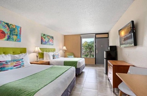 Historic Downtown Kissimmee Hotel | Family Vacation Room with 2 DBL Beds Near Must-see Attractions