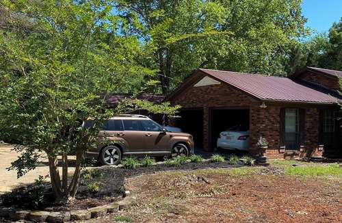 Tupelo House | Fantastic 3-bedroom house with AC in Saltillo Charming Southern Retreat –