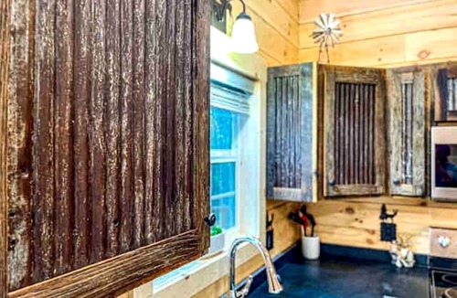 Mannsville Cabin | Fantastic Secluded Cabin with Fire Pit and Hot-tub in Campbellsville, Kentucky