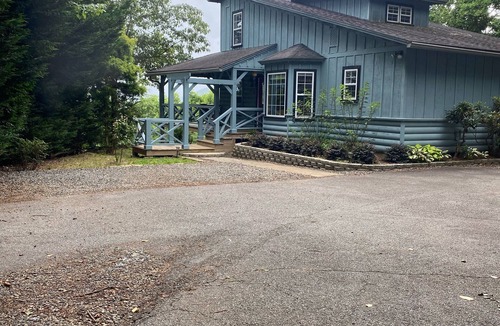 Hiawassee House | Fantastic Year Round Mountain Range View!