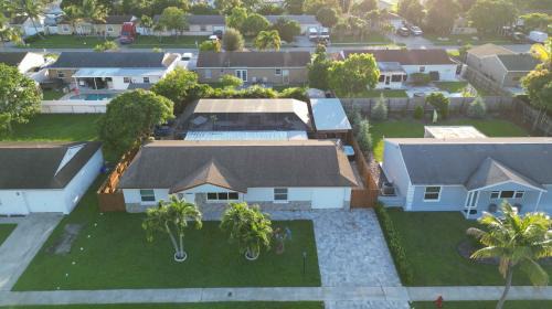 Lake Worth Corridor Villa | Fantasy Resort OMG Pool Waterfall Spa Gym Fast WiFi Hosted by Relaxtay