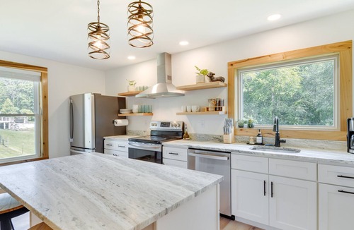 Mills River Cottage | Farm Stay: Bright & Modern Mills River Cottage!