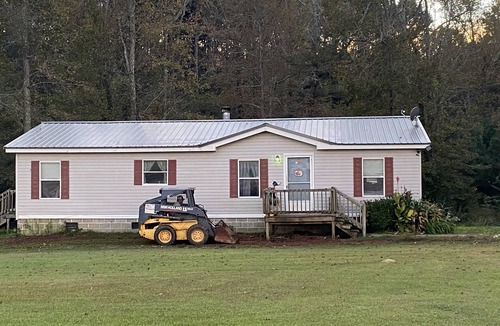 Monroe House | Farm Stay. Sanford stadiumWiFi , cable , My place is a farm .Wedding venues