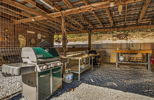 Saluda House | Farmhouse in private setting close to town