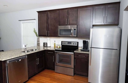 Chapel Hill House | Fire Pit - 4 Min from UNC - 7 Min from Carrboro - Fast Wi-Fi