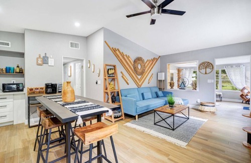 Conway House | Fireplace + Lake View + 10min to dwtn + near parks