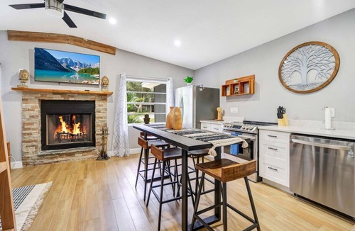 Conway House | Fireplace + Lake View + 10min to dwtn + near parks