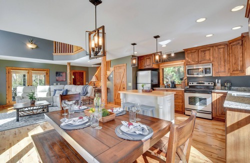 Wiley Cottage | Fish, Hike & Swim: Lake Burton Retreat w/Hot Tub!