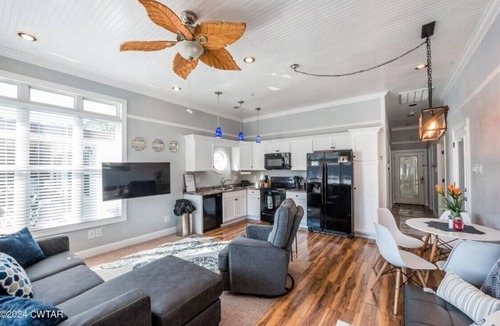 Parsons Boat Rental | Floating house next to boat ramp & marina!