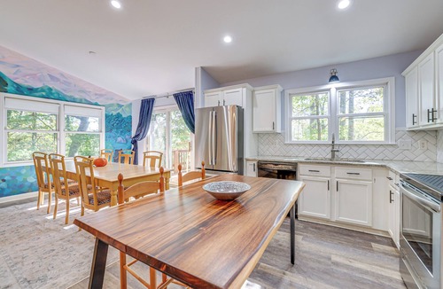 Lynn House | Forest-View Gem on Vaughn Creek < 1 Mi to Dtwn!