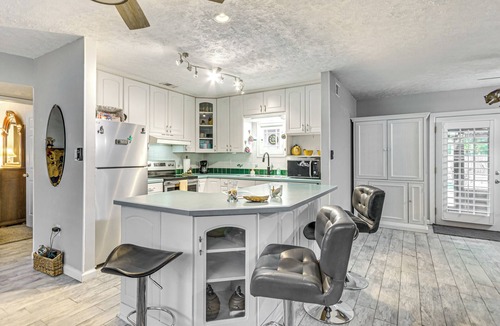 Wright House | Fort Walton Beach Home w/Pool: 5 Mi to Beach!