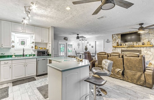 Wright House | Fort Walton Beach Home w/Pool: 5 Mi to Beach!