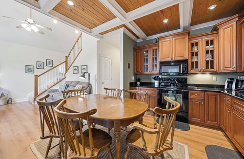 Milledgeville House | Fox Glove Retreat, Sleeps 9, Waterfront, Kayaks, Firepit + MORE!