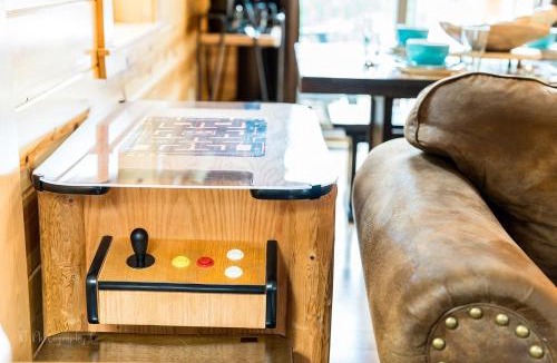 Pigeon Forge House | Foxes' Den Cabin with Private Hot Tub