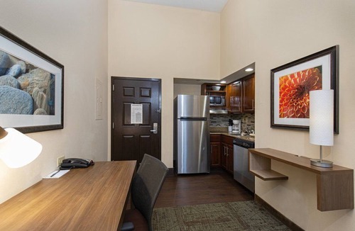 Oak Ridge Apartment | Free Breakfast. Pool & Gym. Near the University of Tennessee Arboretum!