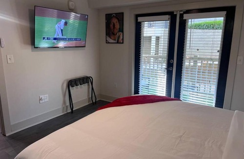 Cumberland Apartment | Free Parking! Comfy 1Bedroom Unit! 10 min to Midtown & 1 Mile To Braves Truist Park!