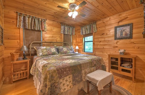Epworth Cabin | *Free Whitewater Rafting & Ziplining* Enjoy Fightingtown Creek access in this spectacular cabin