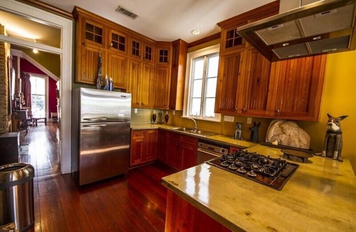 Arts/Warehouse District House | FRENCH QUARTER - WAREHOUSE DISTRICT - CONVENTION CENT - SPACIOUS PARKING - HOME