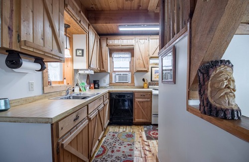 Scaly Mountain Cabin | Fun 3-bedroom cabin directly on rushing stream near Highlands and attractions