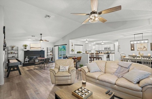 Lakeland House | Fun Country Acre Getaway 3/2 w/Firepit & Game Room