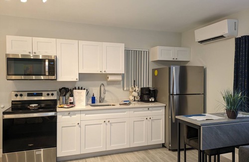 Coral Ridge Apartment | Fun-Sized Haven! Shared Heated Pool n Spa! Beach 1.4 mi! Walkable to Food n Fun