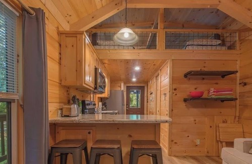 Lookout Valley Neighborhood Association Cabin | Gabriele Luxury Pondside Cabin w/Hot Tub, Firepit