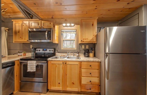 Lookout Valley Neighborhood Association Cabin | Gabriele Luxury Pondside Cabin w/Hot Tub, Firepit