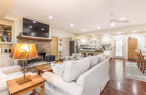 Demorest Cabin | Gaby's on the River - Perfect Vacation Home Short Walk to Chattahoochee River