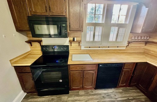 Tifton House | Game room! 2 Bedroom Home With Washer and Dryer