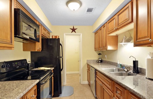 Saint Simons Heights Condo | Gated Beach Condo Pool, Tennis, Gym Walk to Ziggy’s St. Simons