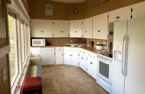Almo House | Gather at family-friendly Shelter Point on KY Lake