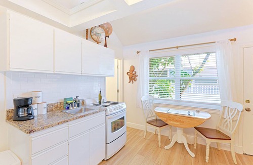 Siesta Key Apartment | Gertrude's Siesta | 8-steps to Beach Path! 4-min Dining & Music! Hammocks, Snorkeling, Sunsets!