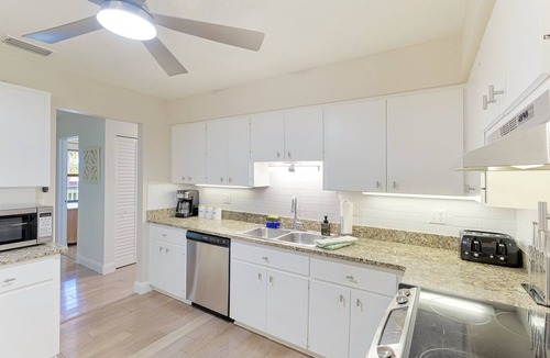 Siesta Key Apartment | Gertrude's Siesta | 8-steps to Beach Path! 4-min Dining & Music! Hammocks, Snorkeling, Sunsets